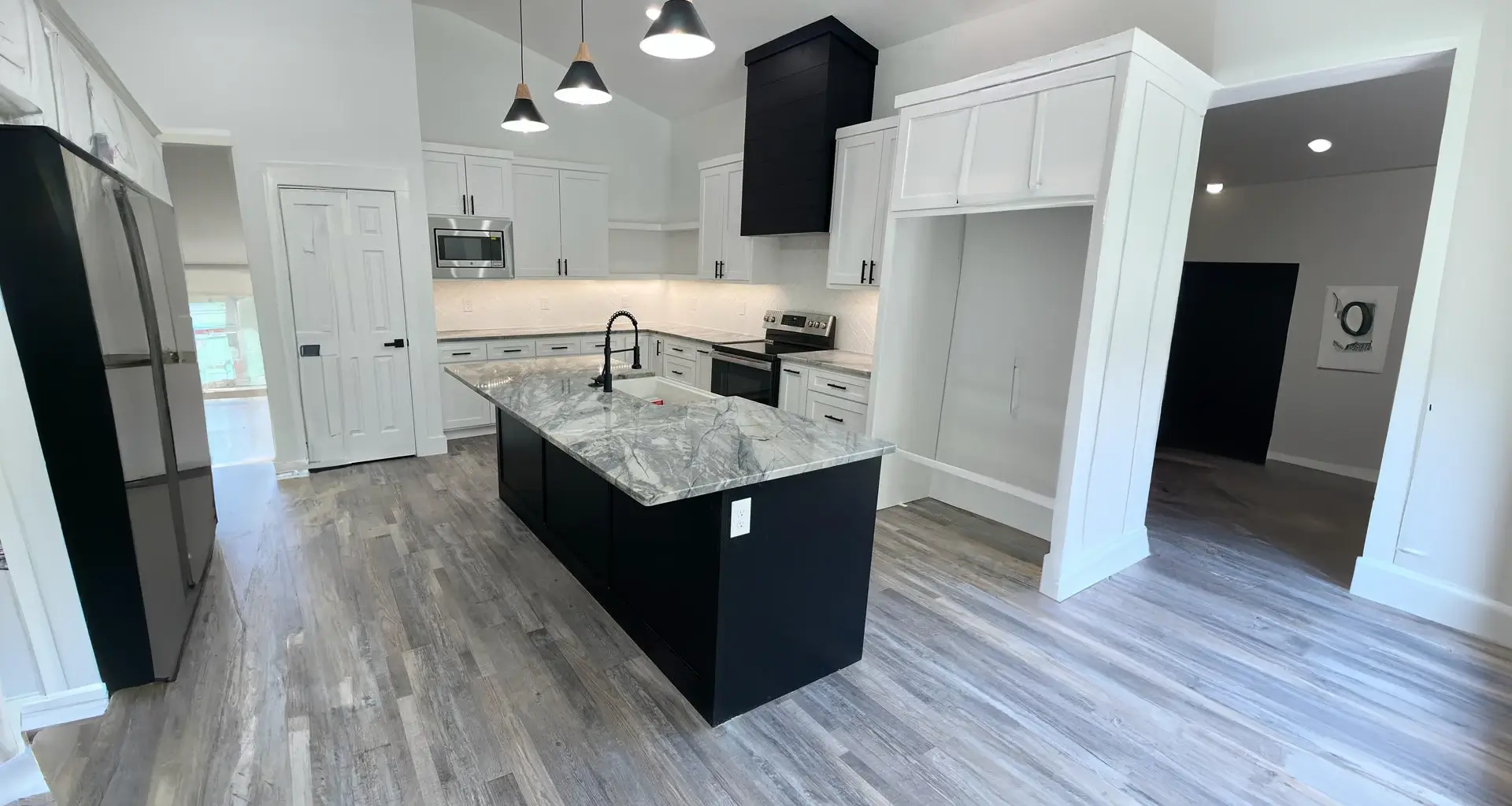 Remodelacion de isla de cocina con marmol, cortada e instalada por DLuxe Stone SLP